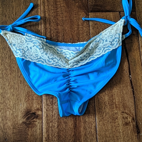 BLUE CREAM LACE PUCKER BACK BIKINI SET - Picture 2 of 6